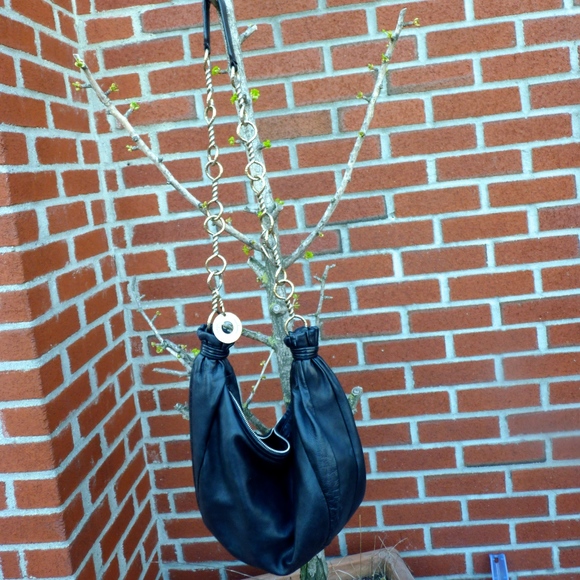 FERRAGAMO SHOULDER BAG ON MASSIVE SILVER CLR CHAIN - Picture 1 of 8